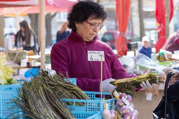 Pula: Cijene šparoga na gradskoj tržnici