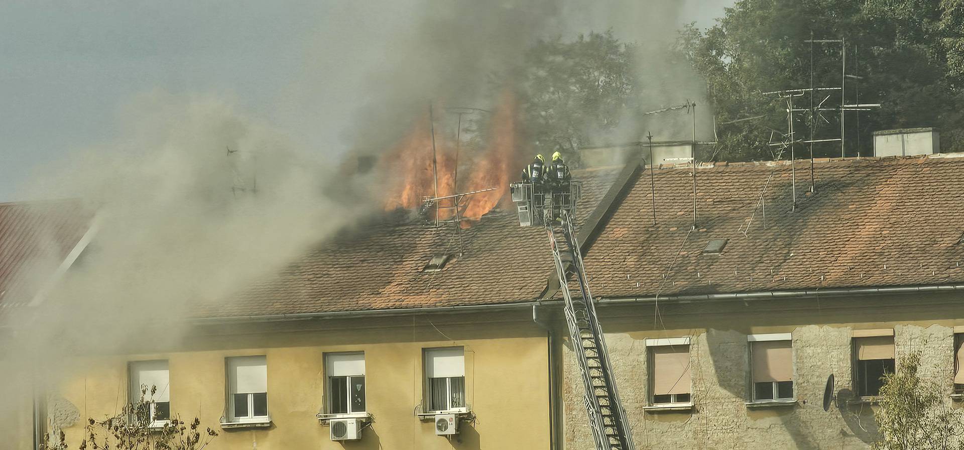 VIDEO 24sata na mjestu požara: Gorjele šupe pune starih stvari