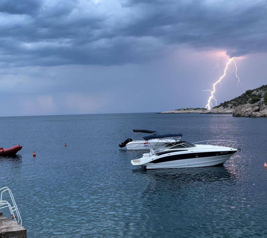 FOTO Munje nad Rogoznicom, gromovi u Dalmaciji danas izazvali i nekoliko požara