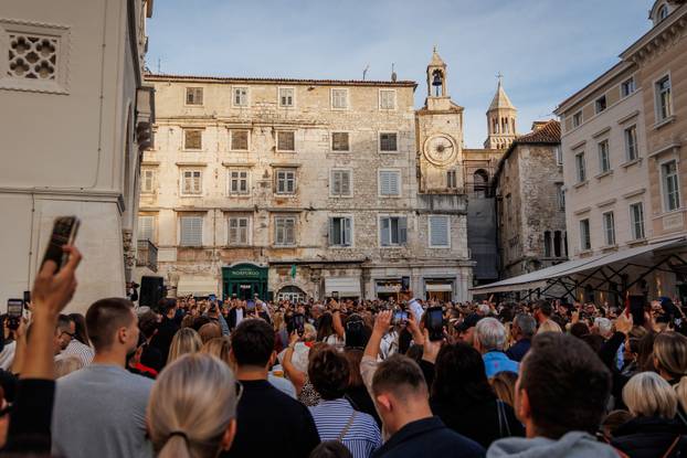 Split: Građani se okupili u spomen na Halida Bešlića na gradskoj Pjaci