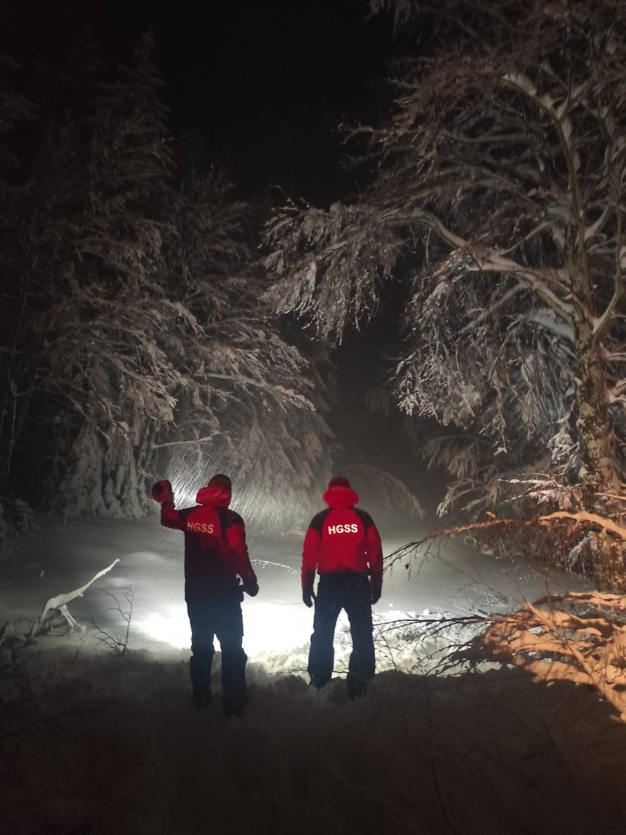 HGSS kod Plaškog spasio obitelj sa četvero djece: Zapeli su u snijegu te su ostali i bez goriva