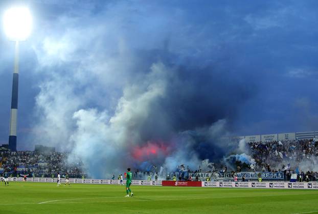 Osijek: Kohorta 'zapalila' tribine Gradskog vrta