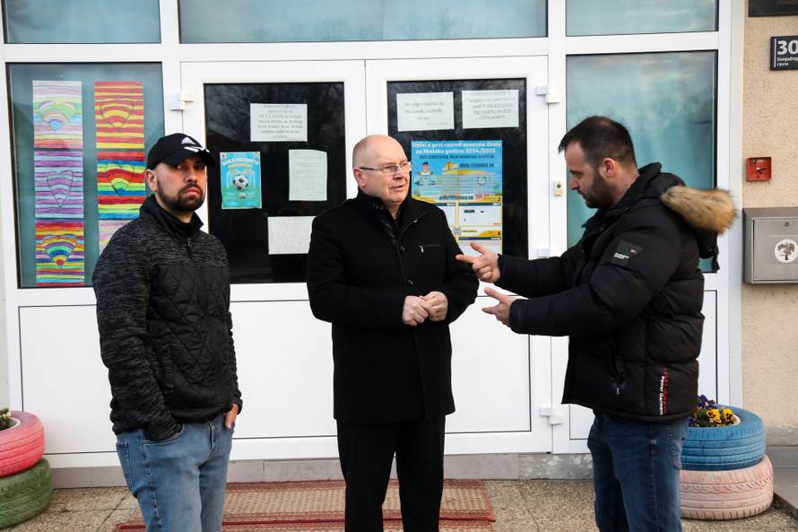 U Donjem Dragonošcu učenici još uvijek nakon potresa pohađaju školu u lokalnom DVD-u