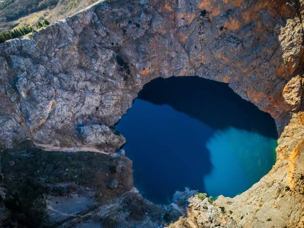Pogled iz zraka na Crveno jezero koje je u rekordnom vodostaju od 2013. godine 
