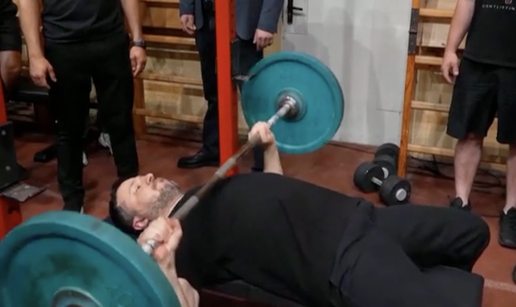 VIDEO Volodimir Zelenski se oku&scaron;ao u sportskim aktivnostima s veteranima
