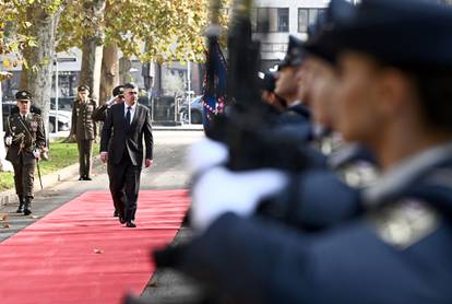 FOTO S crvenog tepiha micali list po list, Milanovića čuvali specijalci s antidron puškama