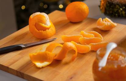 Iskoristite kore od naranče kao mamac za puževe, sredstvo za vlagu ili repelent za mačke