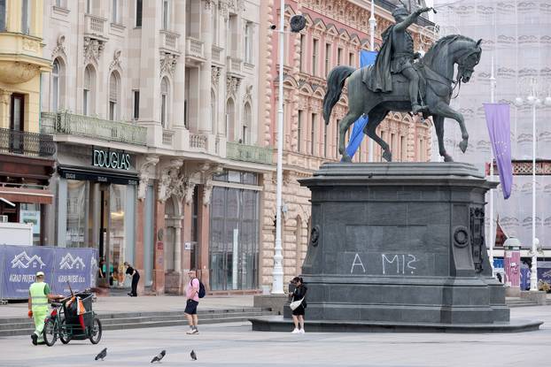 Zagreb: Na spomeniku banu Jelačiću osvanuo natpis "Srbi se bore, a mi?"