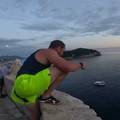 VIDEO Šokantna snimka! Skočio u more s dubrovačkih zidina