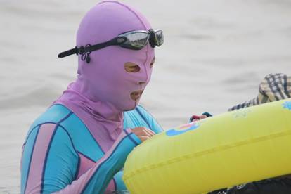 Facekini popular among female beach lovers in east China