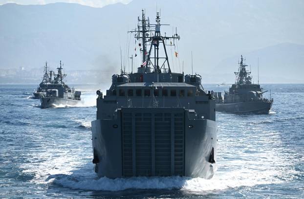 Split: Vježba Hrvatske ratne mornarice za vojni mimoplov