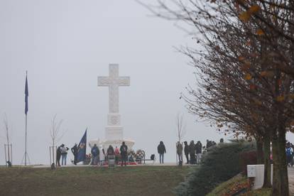 FOTO Šalovi, široki osmijesi i magla: Ljudi iz cijele Hrvatske stigli su u Vukovar na obljetnicu