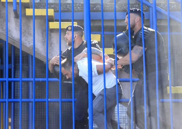 Policija privodi navijače na utakmici između Dinama i Hajduka