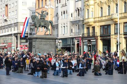 Muškarci klečali i molili na Trgu u Zagrebu: Protiv pobačaja i da postanu autoriteti u obitelji