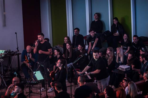 Split: U crkvi Srca Isusova održano je klanjanje za mlade kao odgovor na Noć vještica