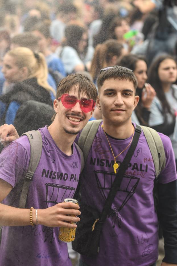 Zagreb: Maturanti se okupili na Trgu bana Jelačića i krenuli prema Bundeku