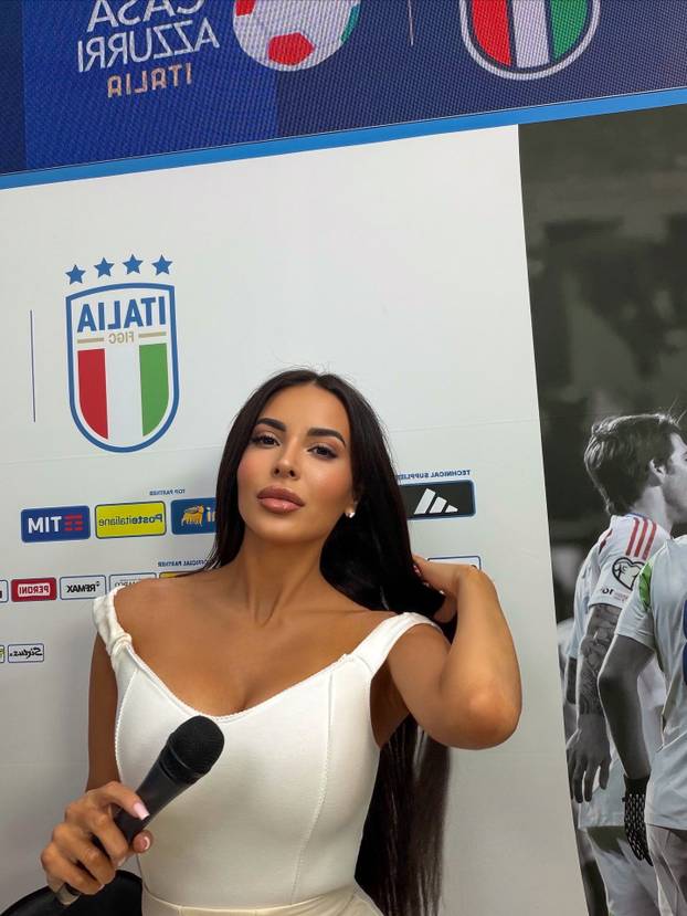 FOTO Tko je bujna TV voditeljica koja se fotkala gola? Šuškalo se da je imala aferu s legendom