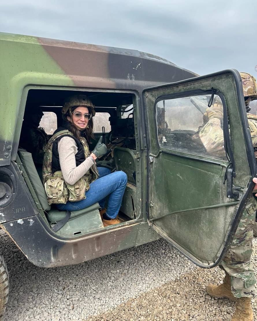G.I. Jane u Slunju! Američka veleposlanica s vojnicima na poligonu u vježbi gađanja