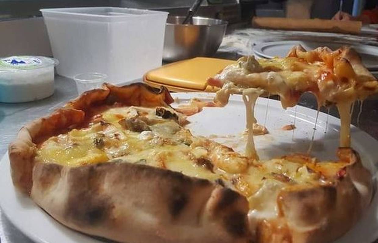 Francuz oborio rekord: Ispekao je pizzu sa čak 254 vrste sira