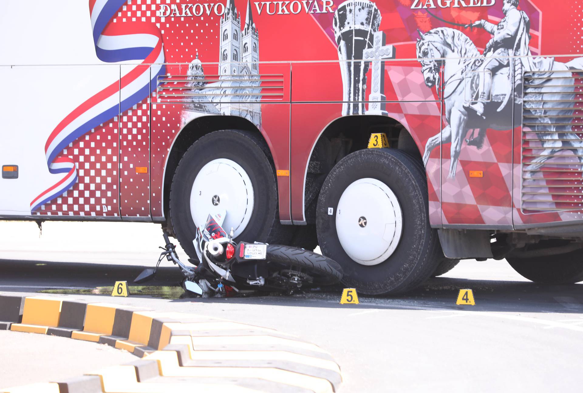 Split: Vozač motocikla podletio pod kotače autobusa