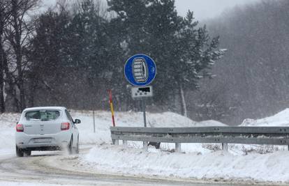 Vozači, oprezno u prometu: Na većini cesta su zimski uvjeti