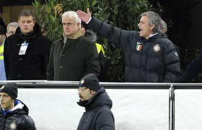 Jose Mourinho utakmicu gledao iz policijskog boksa