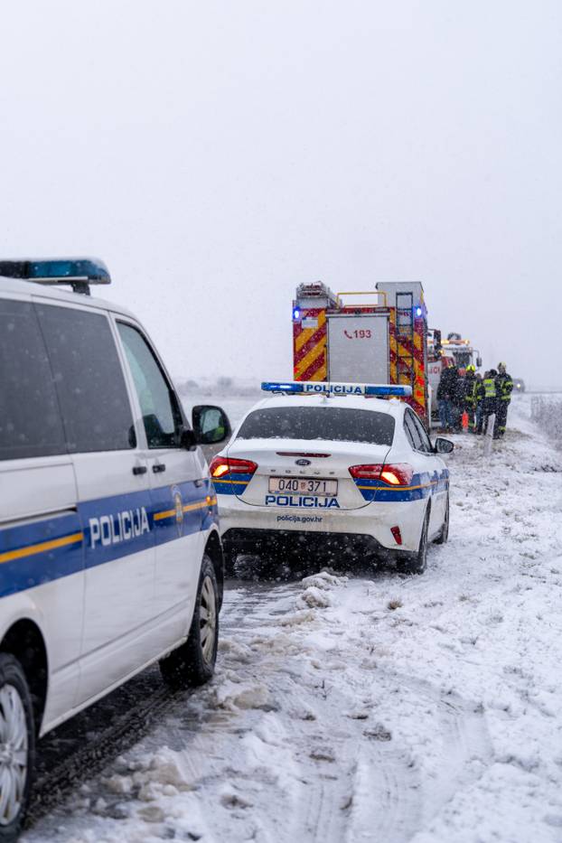 Otočac: Vatrogasci izvukli osobu koja je teretnim vozilom sletjela s ceste
