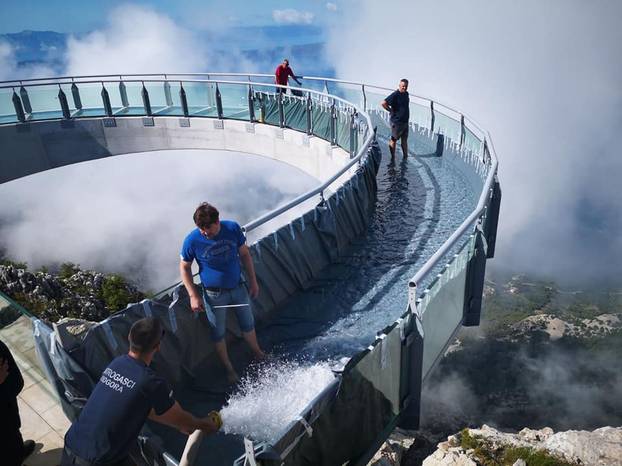 Testirali stakleni vidikovac na Biokovu: Izdržao pritisak vode