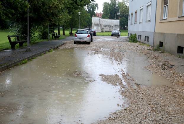 Karlovac: Obilna kiša uzrokovala probleme u prometu