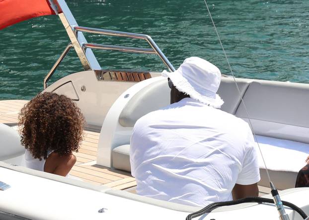 Šibenik: Proslavljeni košarkaš Michael Jordan sa suprugom i društvom u Skradinu