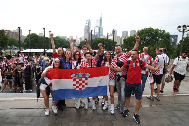 SP 2026 Philadelphia: Navijači Hrvatske fotografiraju se uz spomenik Rockyju