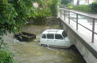 Auto i prikolicu parkirao u kanal pa ih odnijela bujica