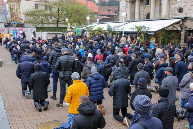 Zagreb: Muškarci na Trgu bana Josipa Jelačića molili krunicu