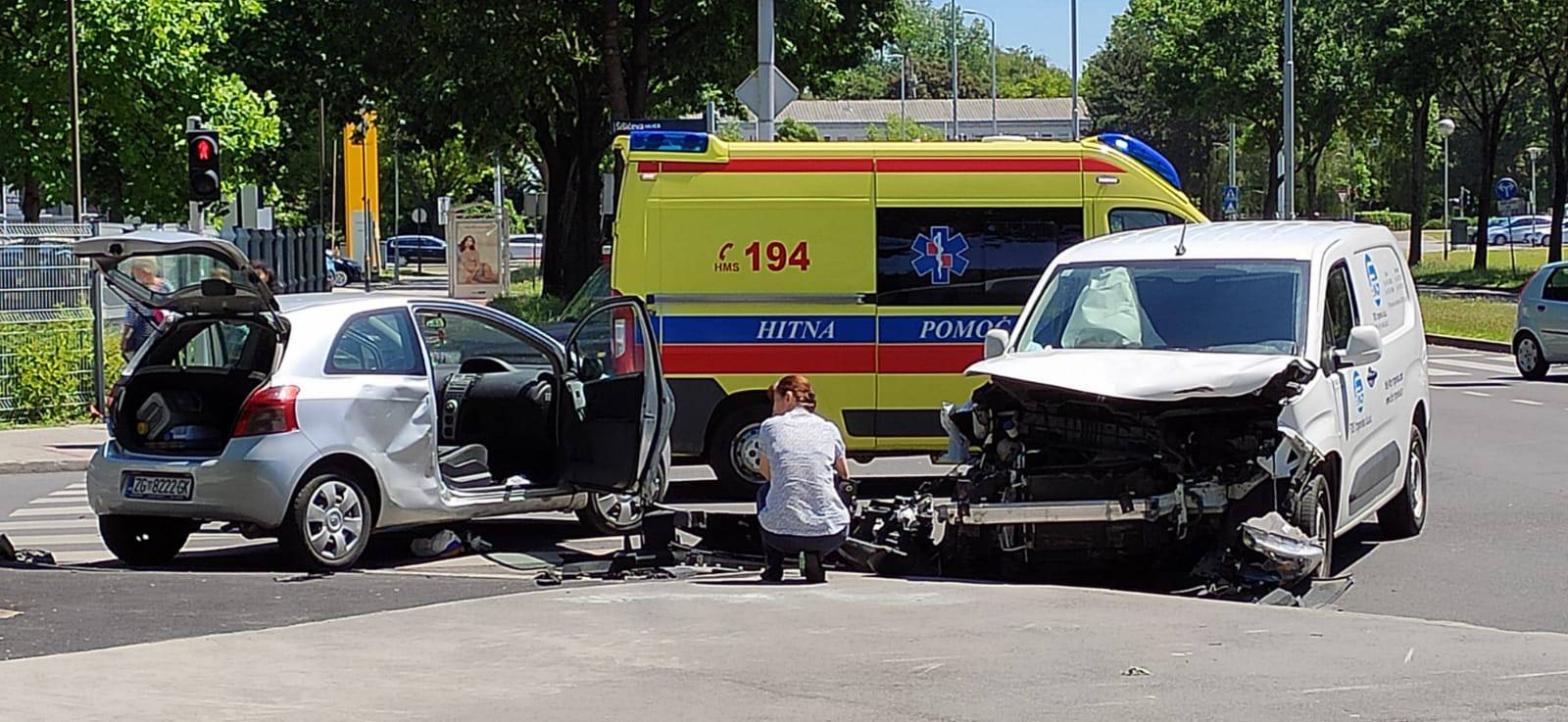 Sudarila se dva auta u Novom Zagrebu, jedan čovjek u bolnici