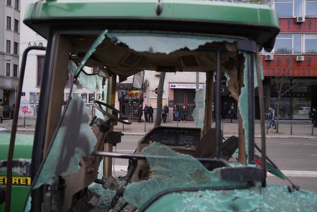 Beograd: Oštećeni traktori parkirani oko Pionirskog parka