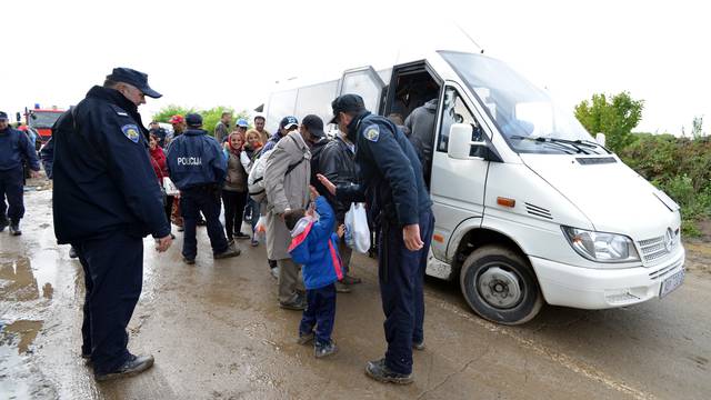 Državljanin Hrvatske prevozio pun kombi ilegalnih migranata