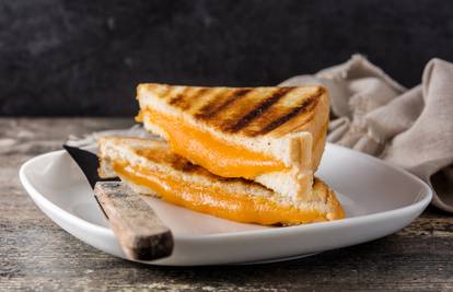 Hrskavi sendvič sa sirom: Ovaj način je najbolji za pripremu