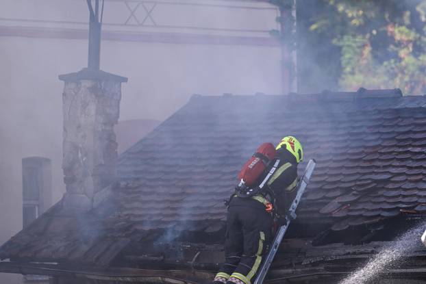 Zagreb: Požar u napuštenoj baraci kod Zapadnog kolodvora