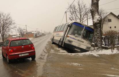 Autobus Čazmatransa sa šest putnika sletio sa ceste u kanal