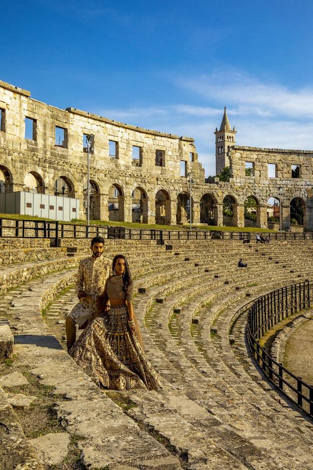 U pulskoj Areni, jednom od najljepših antičkih spomenika, upriličeno je snimanje raskošnog indijskog vjenčanja