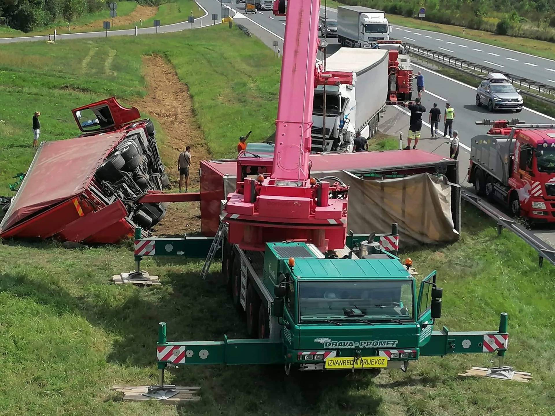 Pogledajte sudar od 180.000 kuna na A3: Vozači čudom izašli bez ogrebotine, pukla je guma