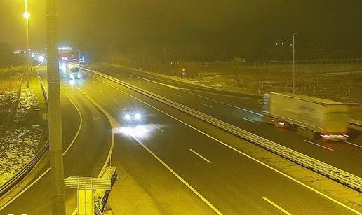 Vatrogasci pomagali stradalima u sudaru na A1, na njih naletio vozač auta pa završio na krovu!