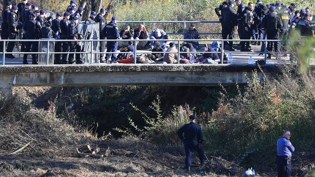 Policija maknula migrante kraj granice: Nekoliko je ozlijeđeno