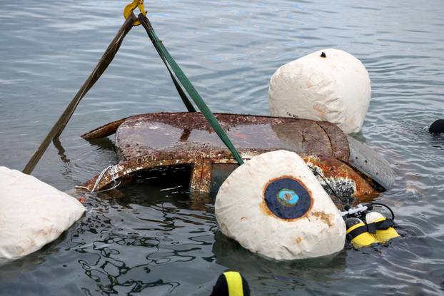 Zadar: Izvlačenje auta koji je 18 godina bio u moru