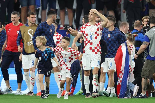 KATAR 2022 - Djeca hrvatskih nogometaša slavila s roditeljima 