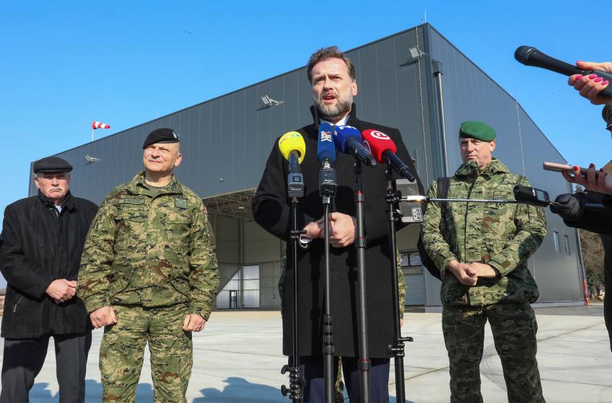 Zagreb: Ministar Banožić u Lučkom obišao radove na hangarima za helikoptere Blackhawk