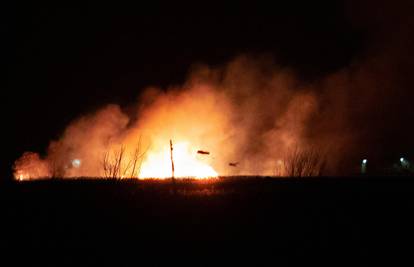 Požar u Metkoviću približio se kućama, gašenje otežala bura