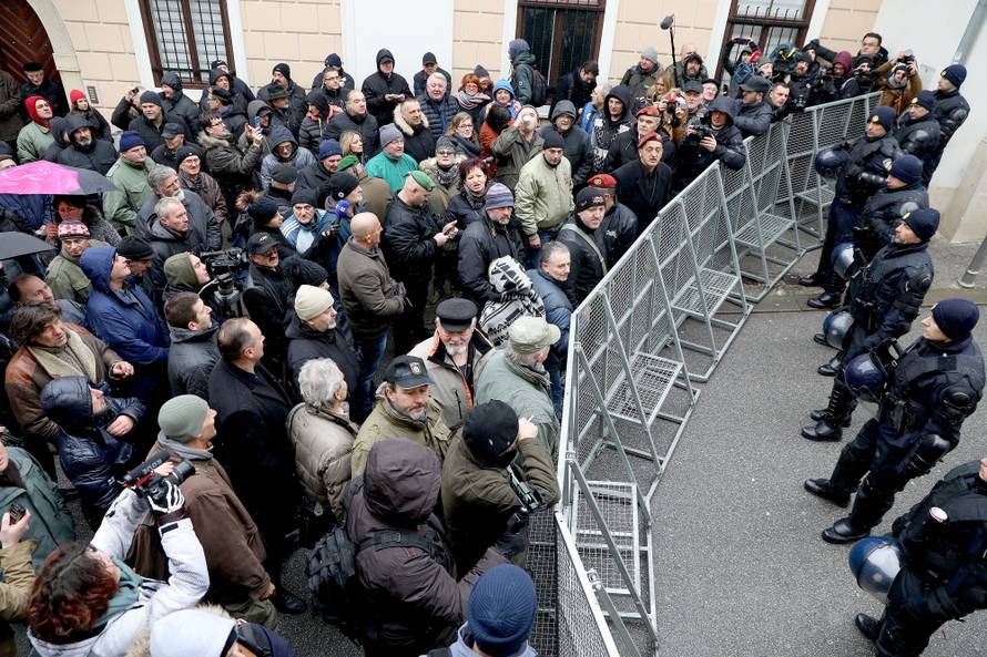 Prosvjednici došli do Kamenitih vrata, dalje ne mogu: 'Izdaja!'