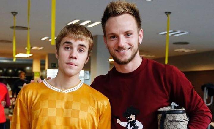 Trenirao s Barcelonom: Justin Bieber pozirao je i s 'Raketom'