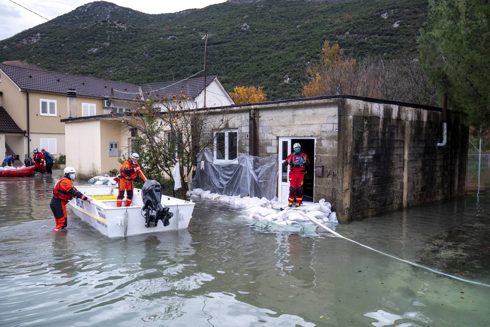 Nastavlja se borba s poplavama u Kokorićima